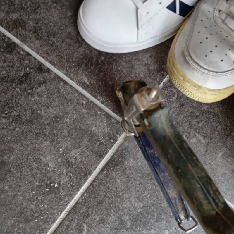 玄関の床に防蟻剤を注入する様子