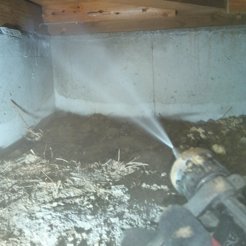 床下の基礎部分に防蟻剤を散布する様子