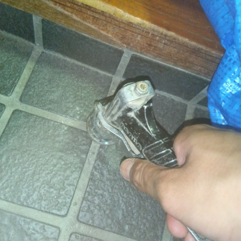 玄関の床に防蟻剤を注入する様子