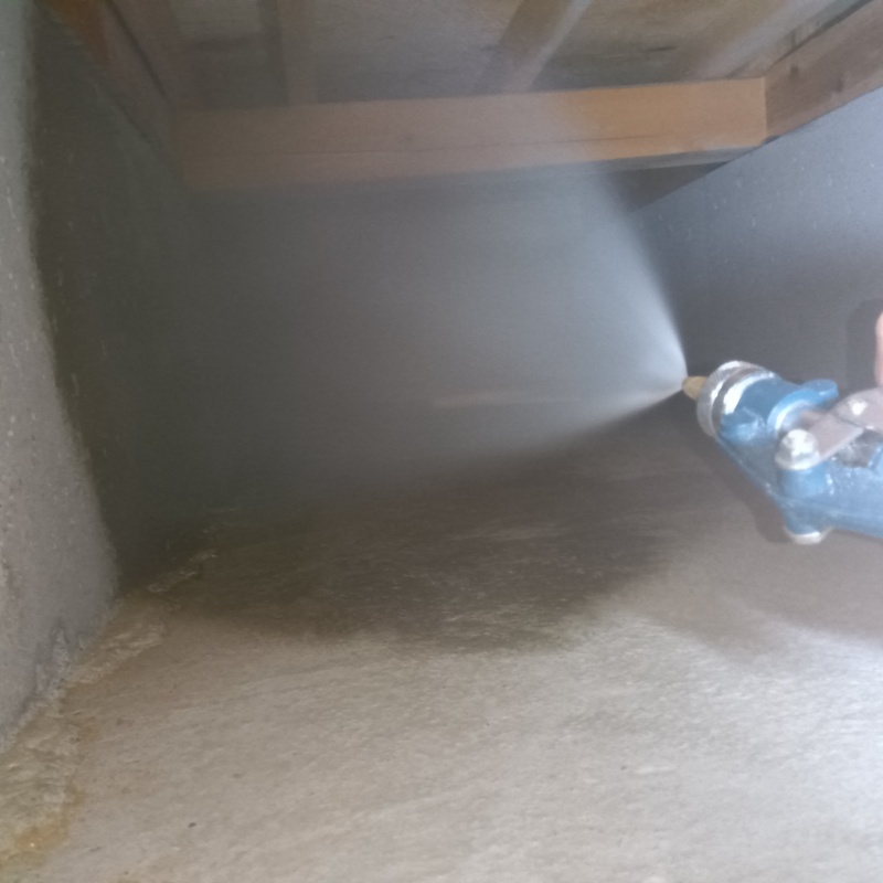 床下の基礎部分に防蟻剤を散布する様子