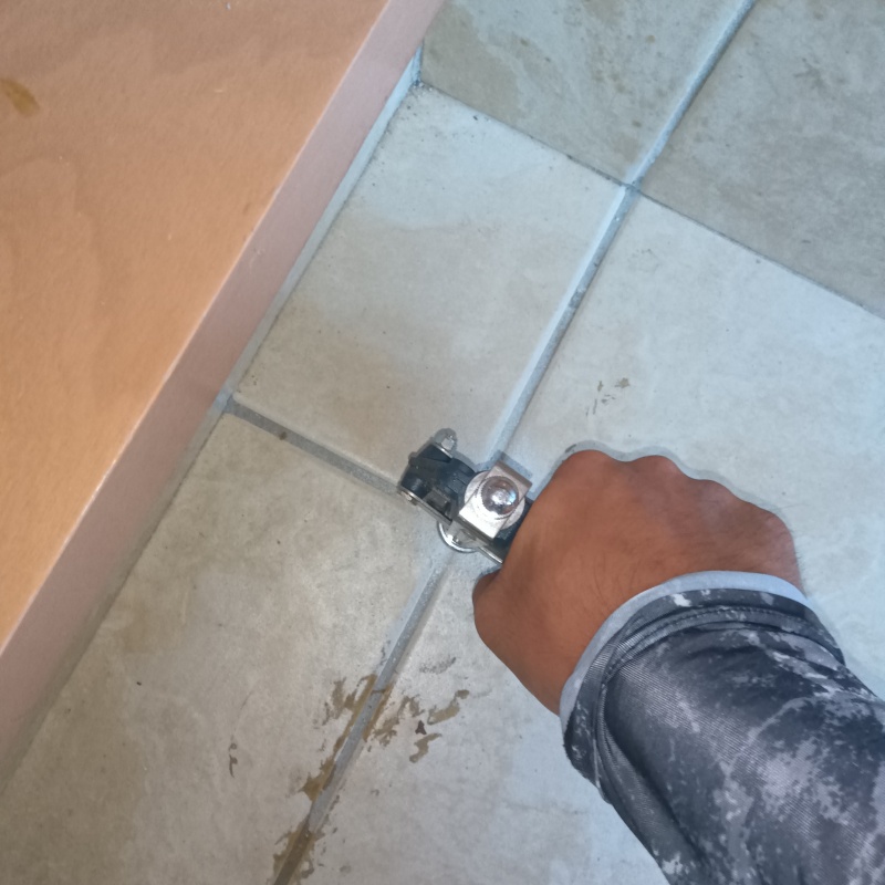 玄関の床に防蟻剤を注入する様子