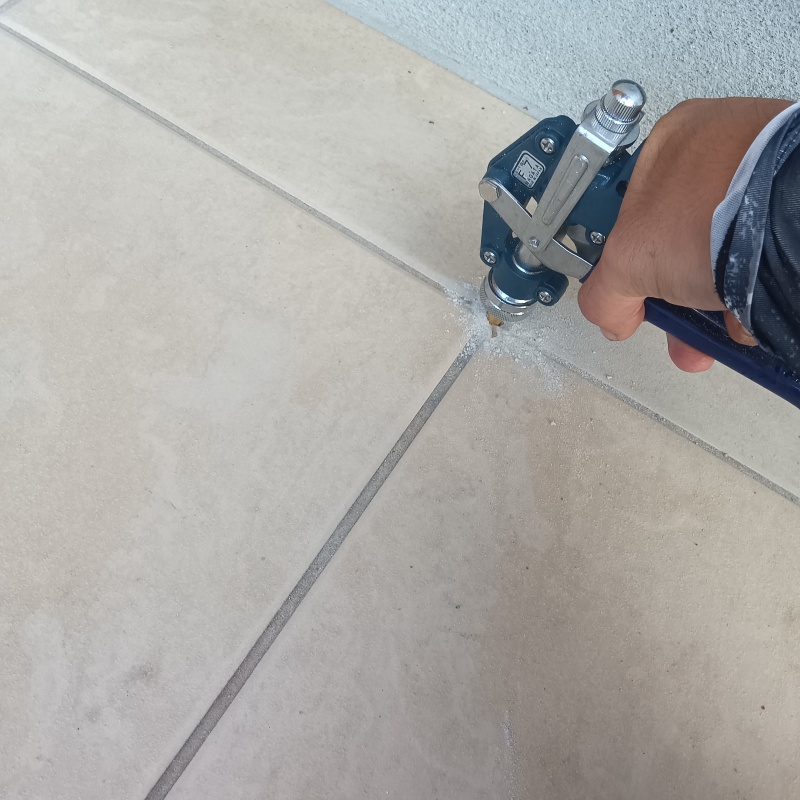 玄関の床に防蟻剤を注入する様子