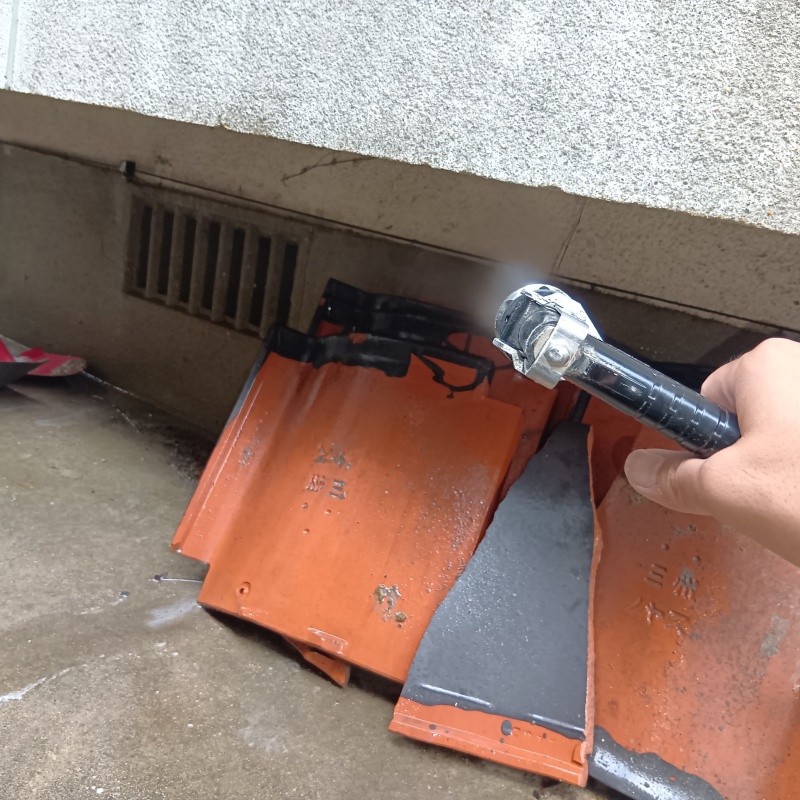 基礎周りにシロアリ駆除剤を散布する様子