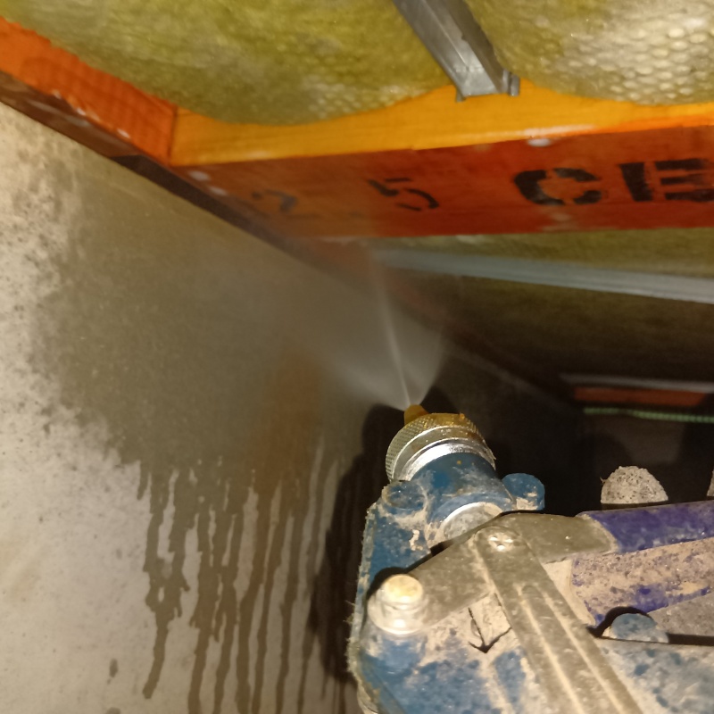 床下の木材にシロアリ駆除剤を散布する様子