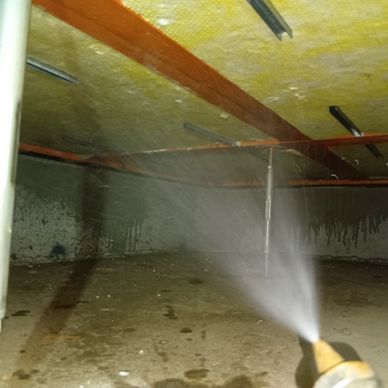 床下の木材と断熱材にシロアリ駆除剤を散布する様子