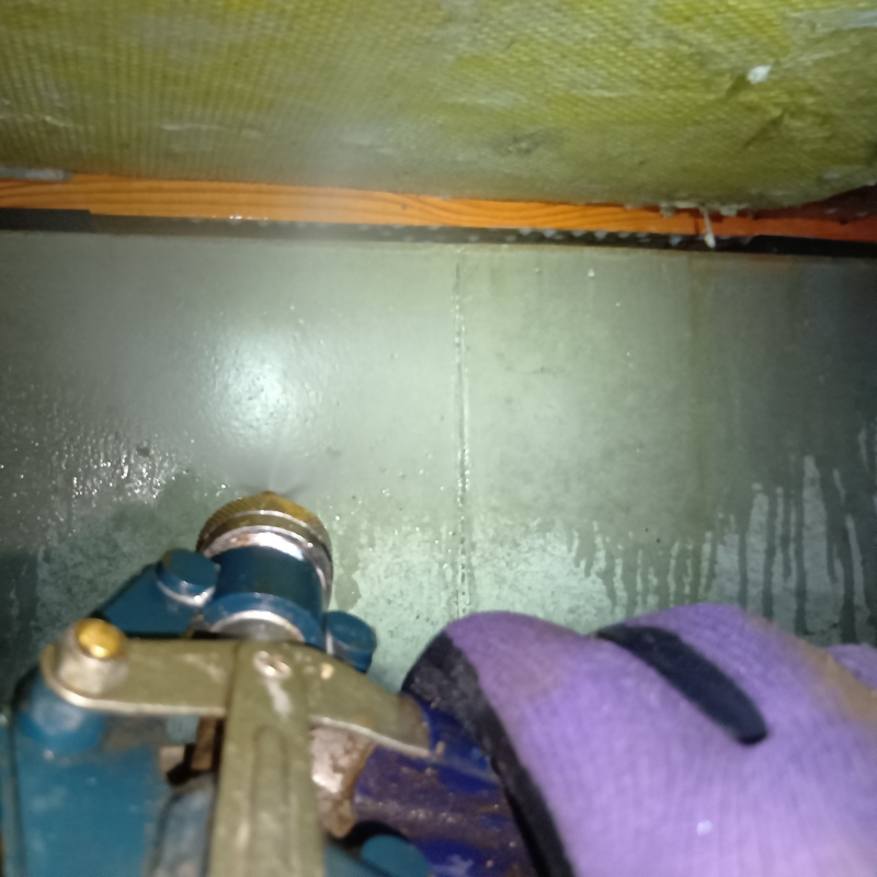 床下の基礎部分にシロアリ駆除剤を散布する様子