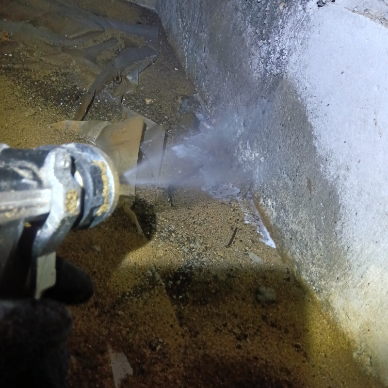 床下の基礎部分にシロアリ駆除剤を散布する様子