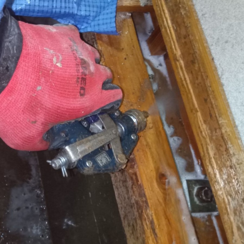 床下の木材にシロアリ駆除剤を散布する様子