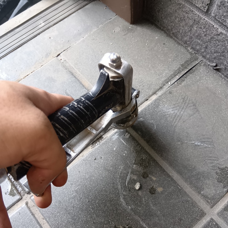 玄関の床にシロアリ駆除剤を注入する様子