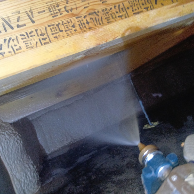 床下の木材に防蟻剤を散布する様子