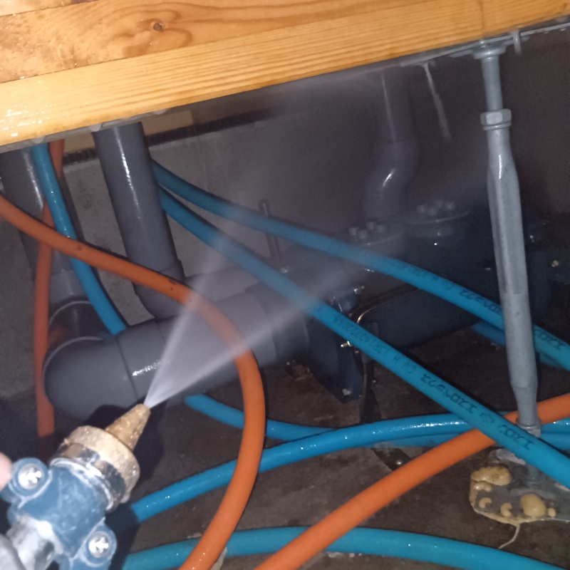 床下の基礎部分に防蟻剤を散布する様子