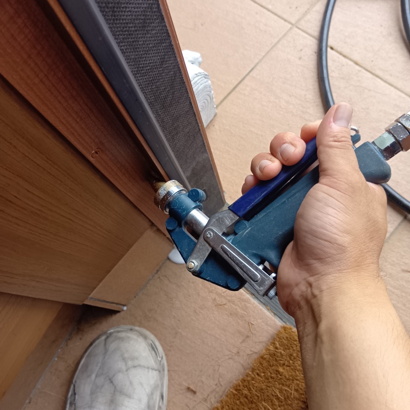 玄関のサッシ部分に防蟻剤を注入する様子