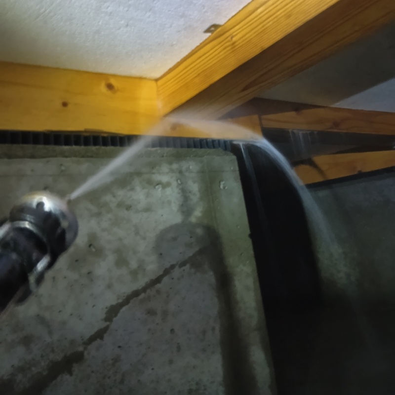 床下の木材に防蟻剤を散布する様子