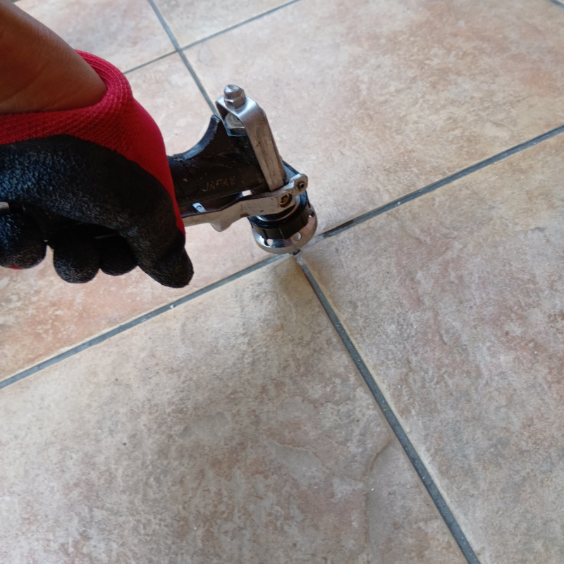 玄関の床に防蟻剤を注入する様子