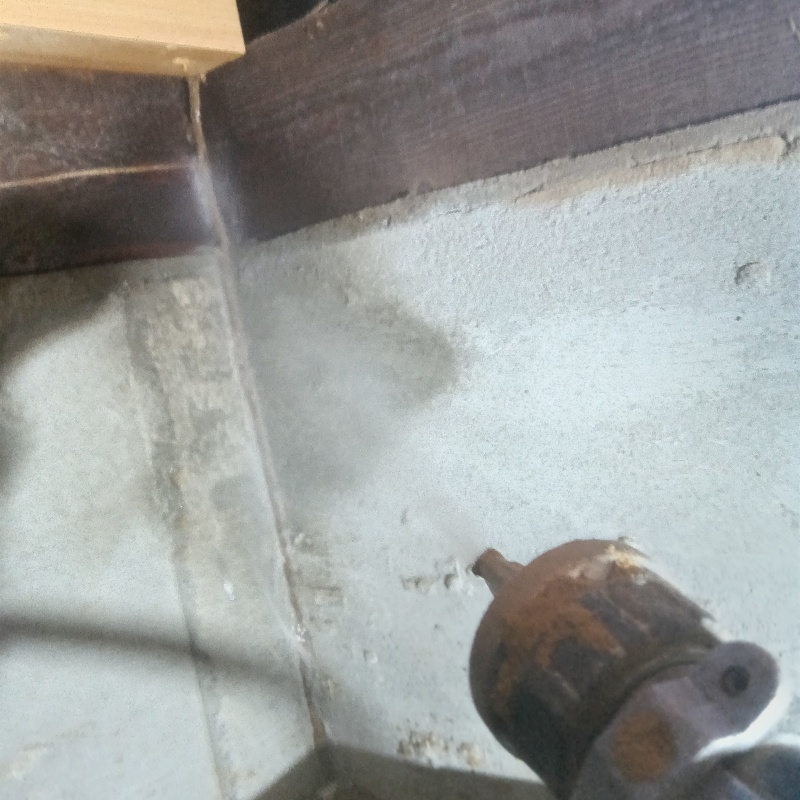 床下の基礎部分にシロアリ駆除剤を散布する様子