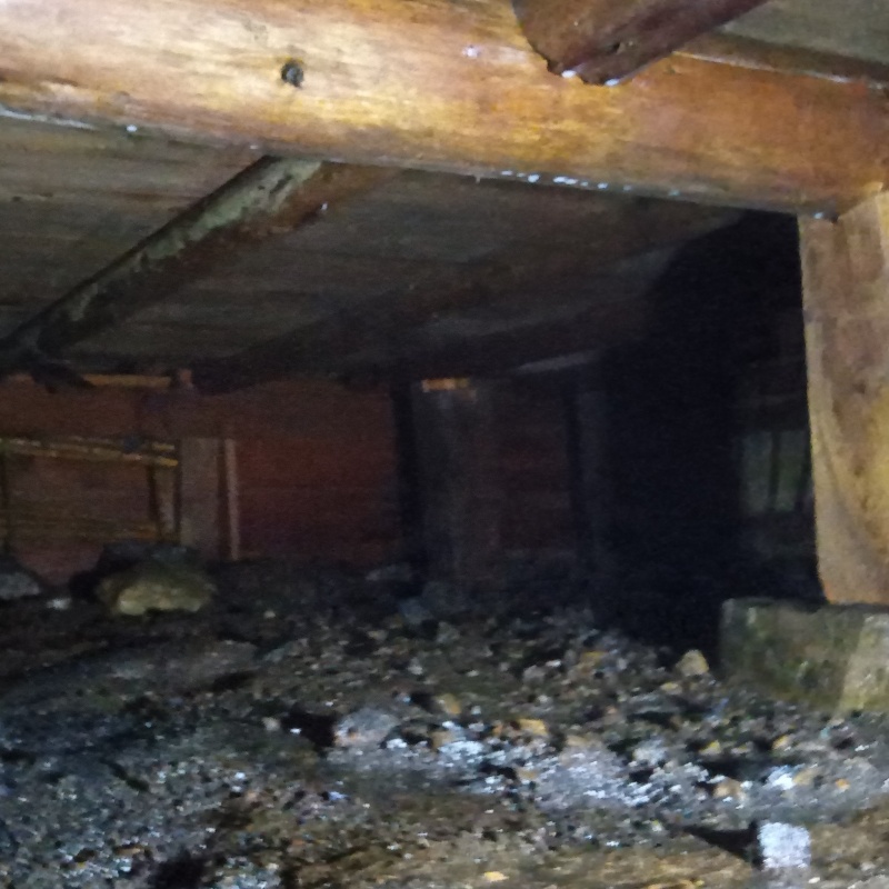 床下の土壌にシロアリ駆除剤を散布した様子