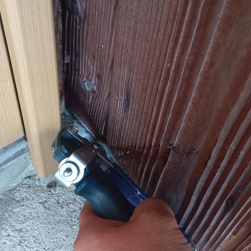 玄関の壁にシロアリ駆除剤を注入する様子