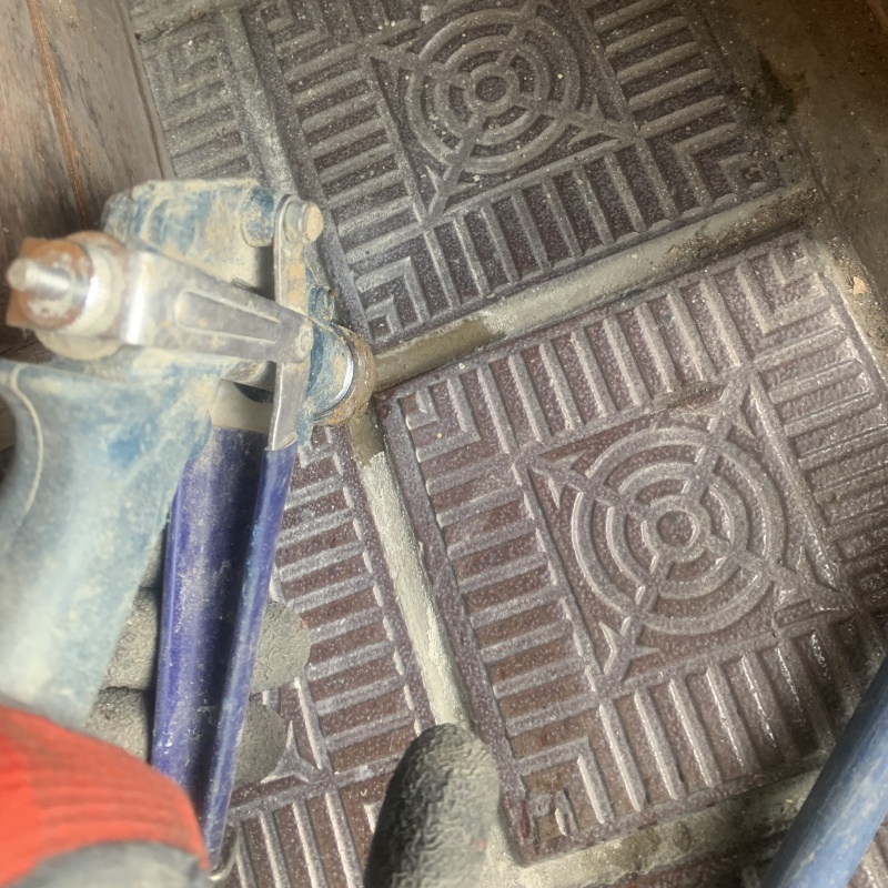 玄関の床にシロアリ駆除剤を注入する様子