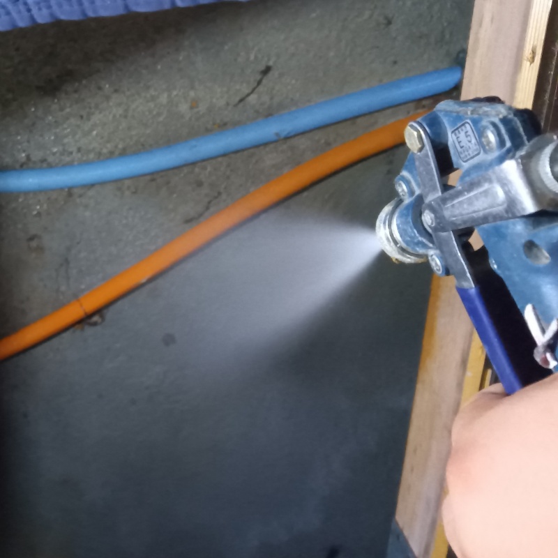 床下の地面に防蟻剤を散布する様子