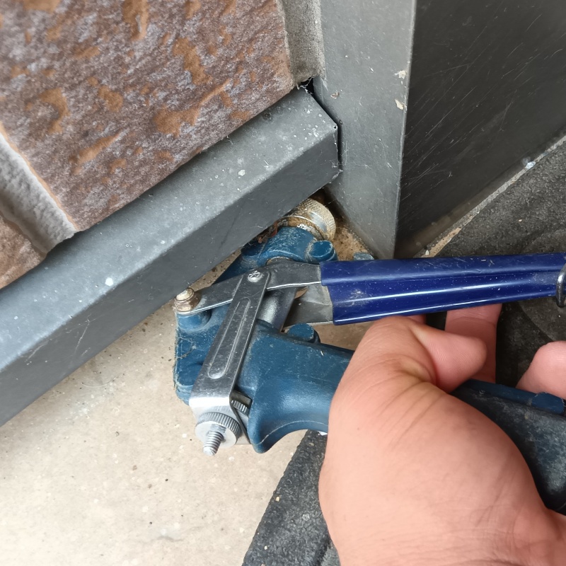 玄関の床に防蟻剤を注入する様子