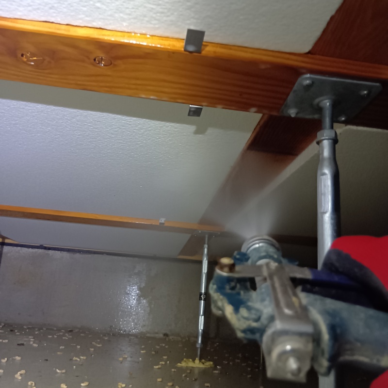 床下の木材に防蟻剤を散布する様子