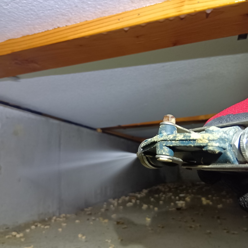 床下の基礎部分に防蟻剤を散布する様子