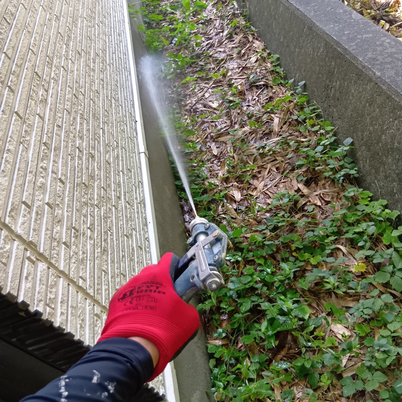 基礎周りに防蟻剤を散布する様子