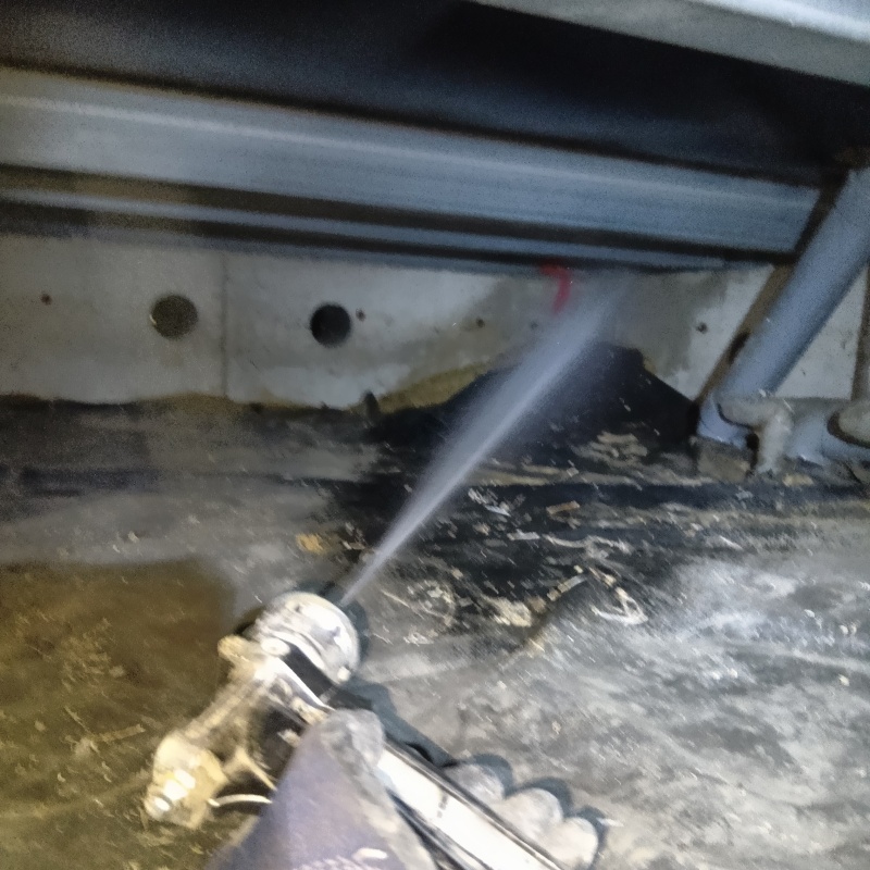 床下の基礎部分にシロアリ駆除剤を散布した様子
