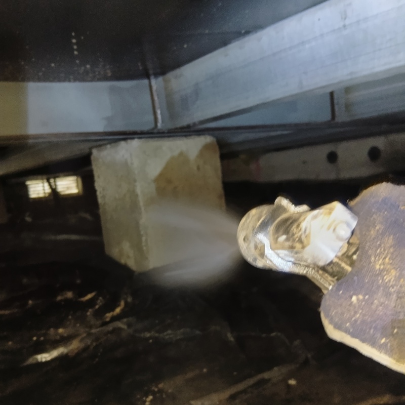 床下の基礎部分にシロアリ駆除剤を散布した様子