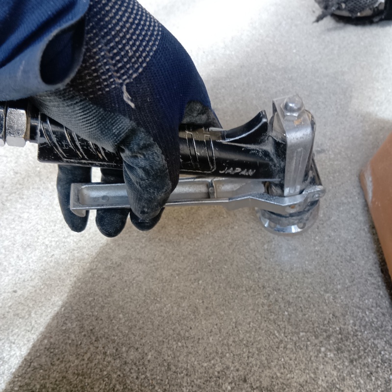 玄関の床にシロアリ駆除剤を注入する様子