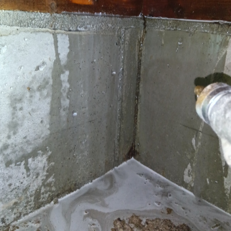 床下の基礎部分にシロアリ駆除剤を散布した様子