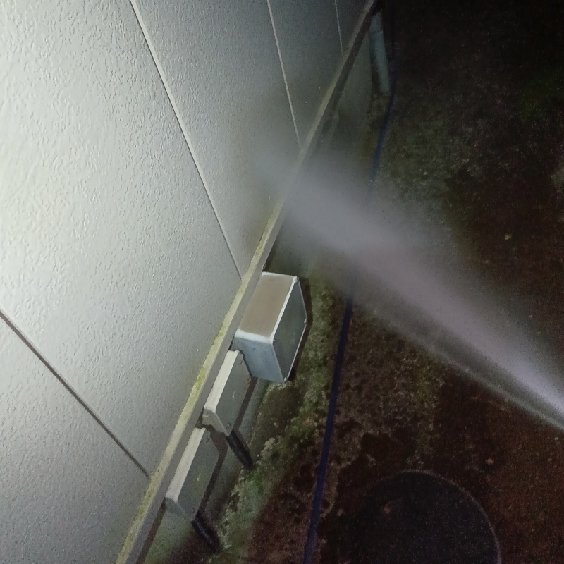 基礎周りにシロアリ駆除剤を散布する様子