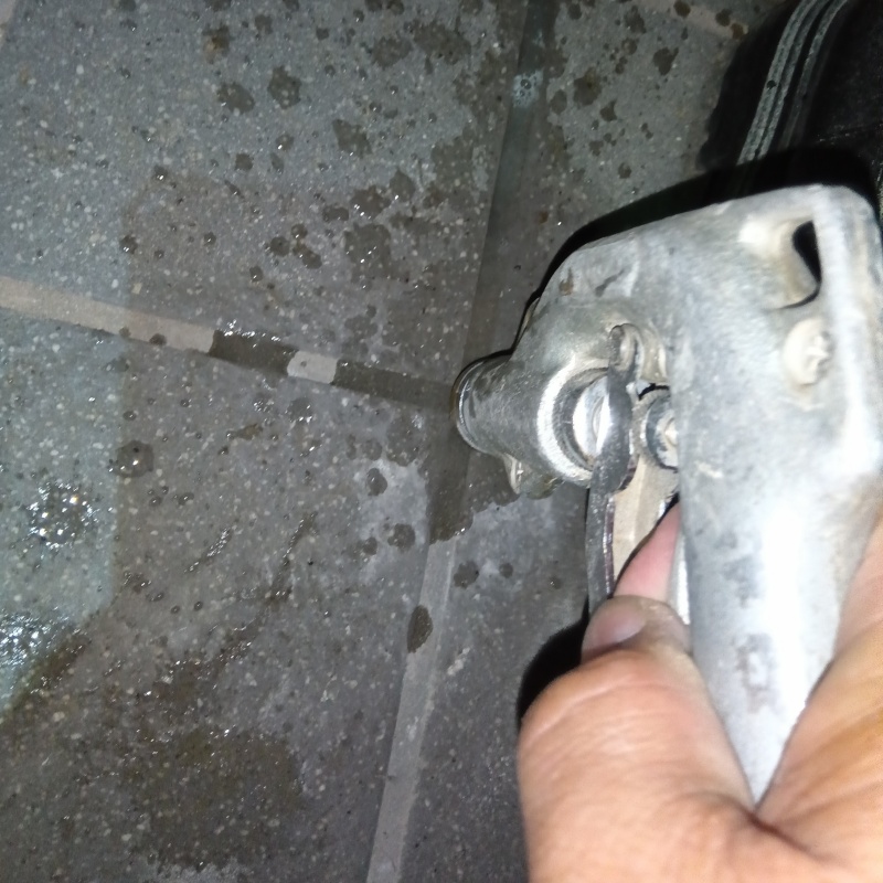 玄関の床にシロアリ駆除剤を注入する様子