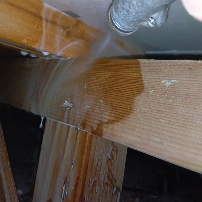 床下の木材にシロアリ駆除剤を散布する様子