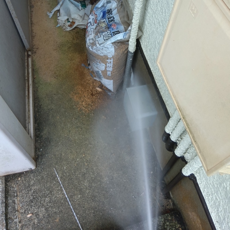 基礎周りにシロアリ駆除剤を散布する様子