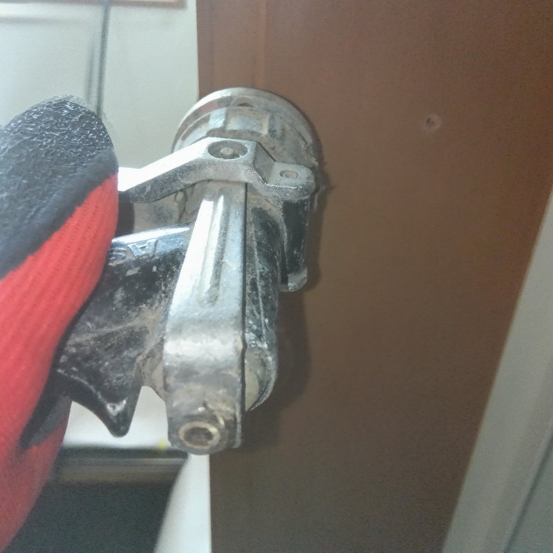 脱衣室の柱にシロアリ駆除剤を注入する様子