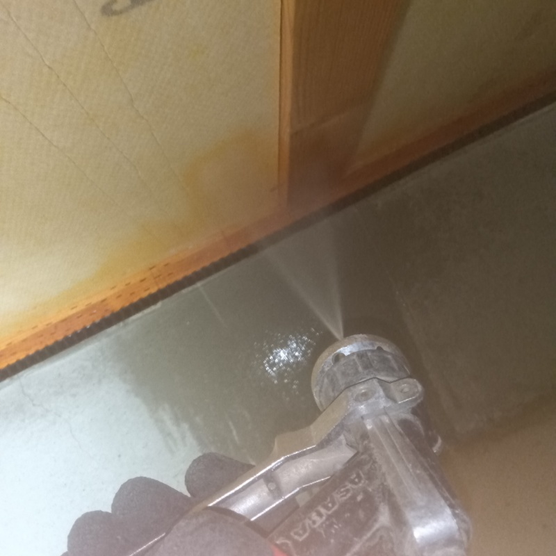 床下の木材に防蟻剤を散布する様子