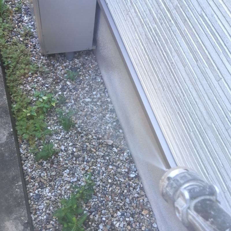 基礎周りに防蟻剤を散布する様子