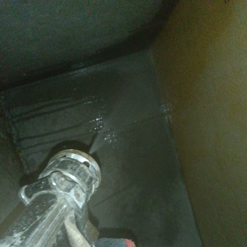 床下の基礎部分に防蟻剤を散布した様子