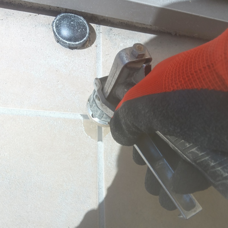 玄関の床に防蟻剤を注入する様子