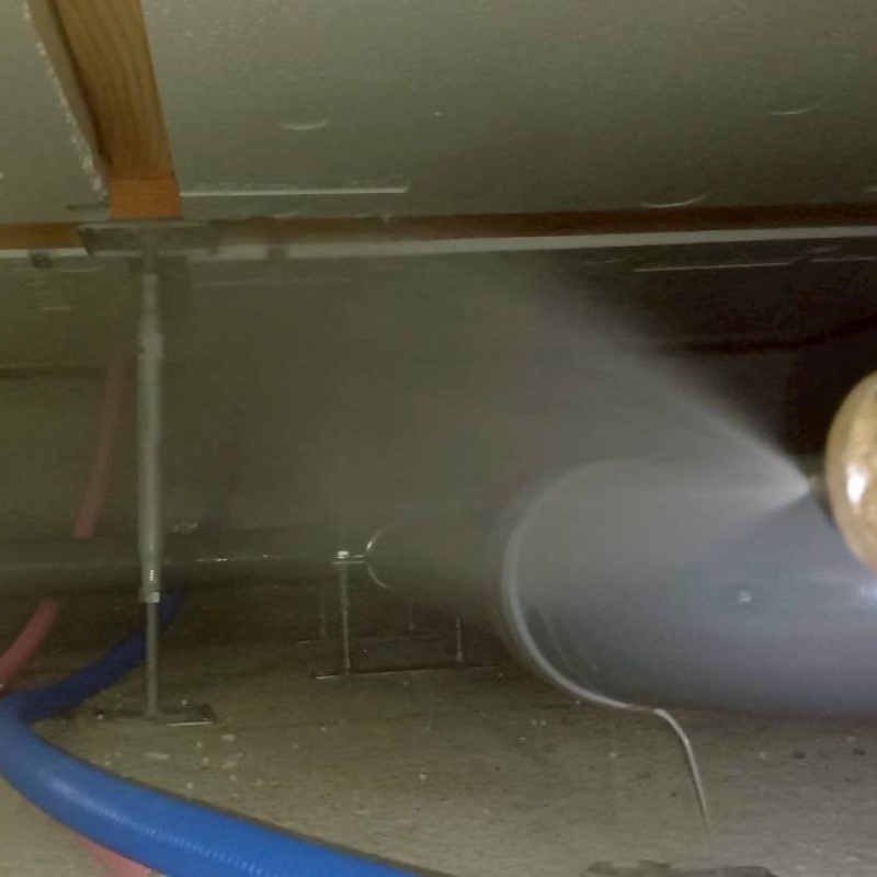 床下の基礎部分に防蟻剤を散布した様子