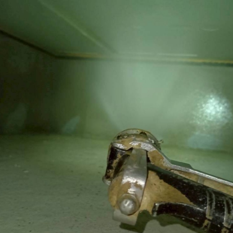 床下の基礎部分に防蟻剤を散布した様子