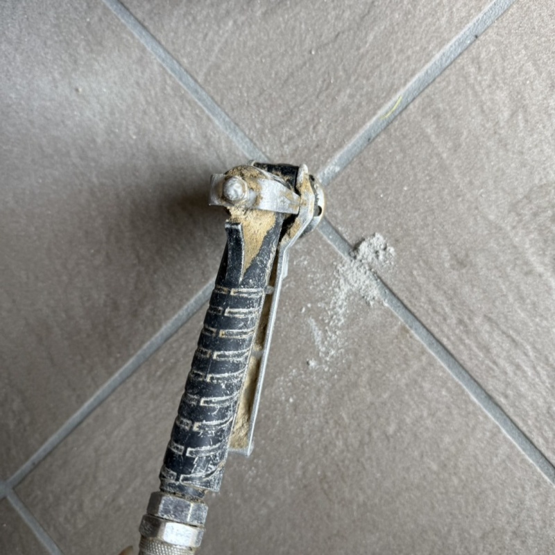 玄関の床に防蟻剤を注入する様子