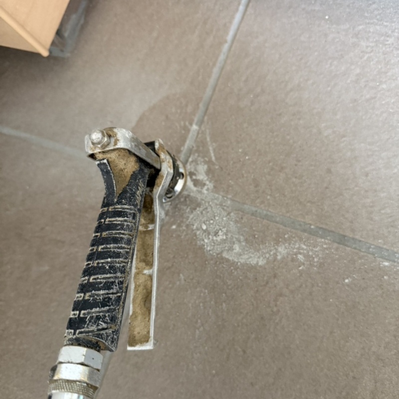 玄関の床に防蟻剤を注入する様子