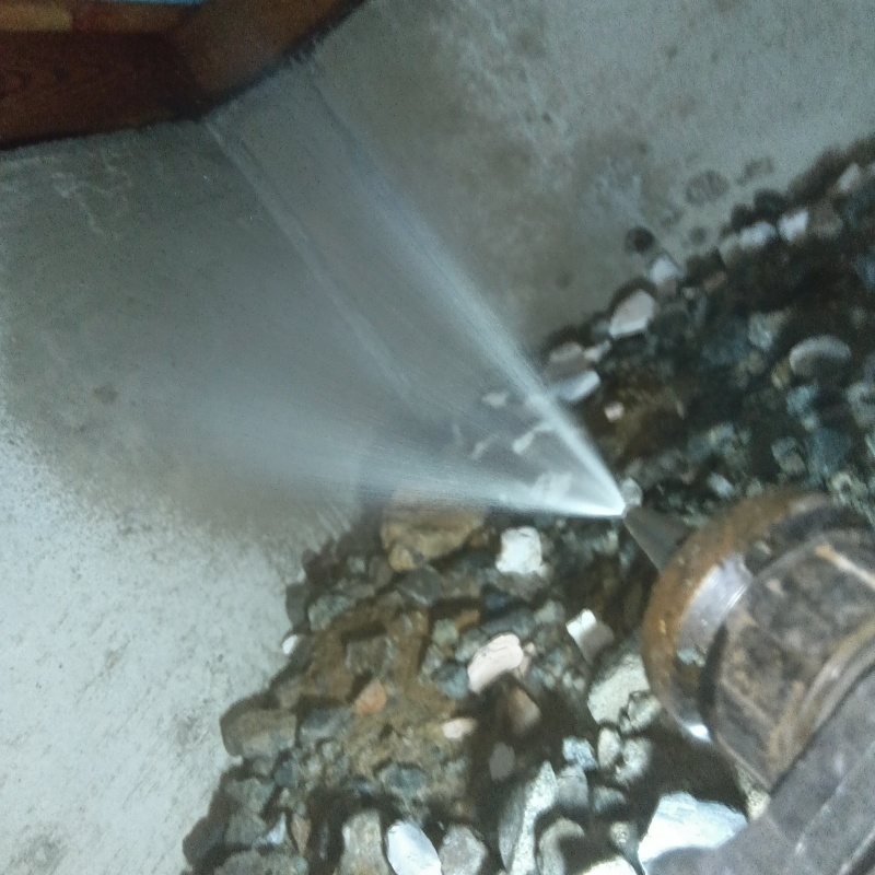 床下の基礎部分にシロアリ駆除剤を散布する様子