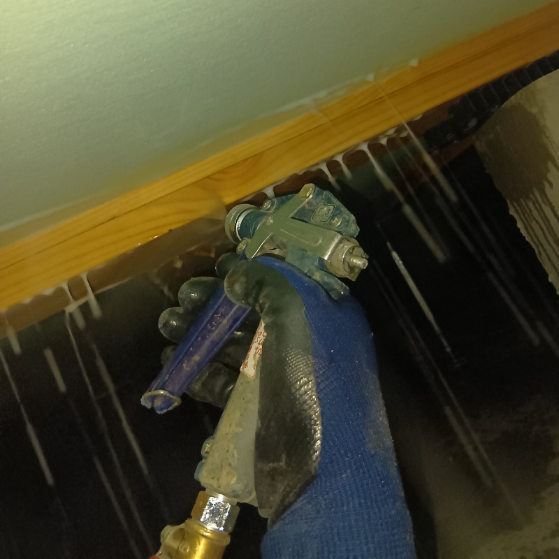 床下の木材に防蟻剤を散布する様子