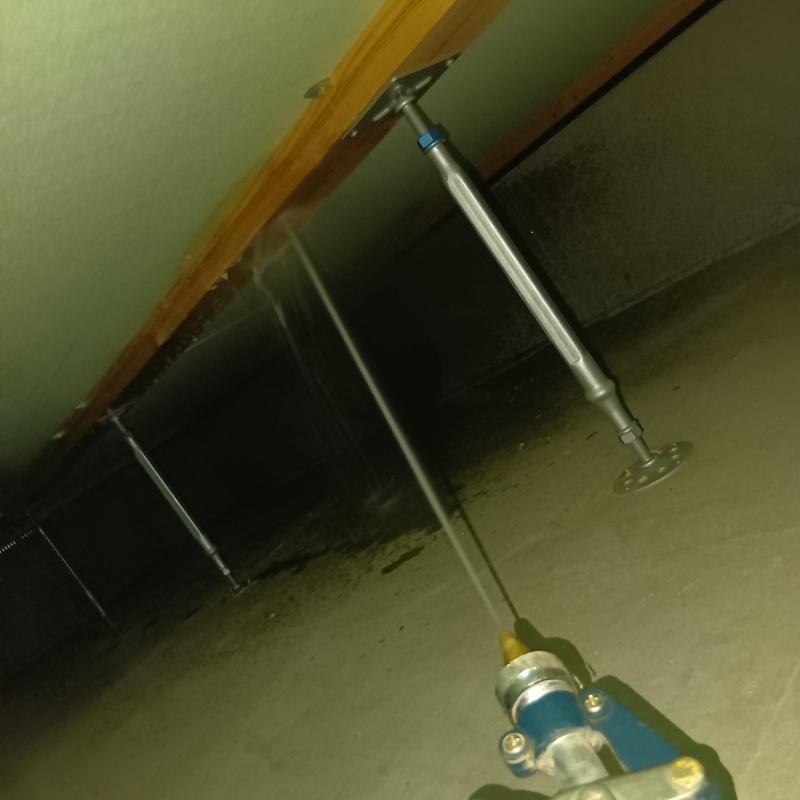 床下の木材に防蟻剤を散布する様子