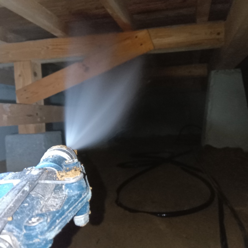 床下の木材にシロアリ駆除剤を散布する様子