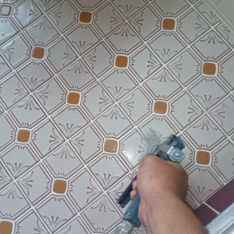 床にシロアリ駆除剤を注入する様子