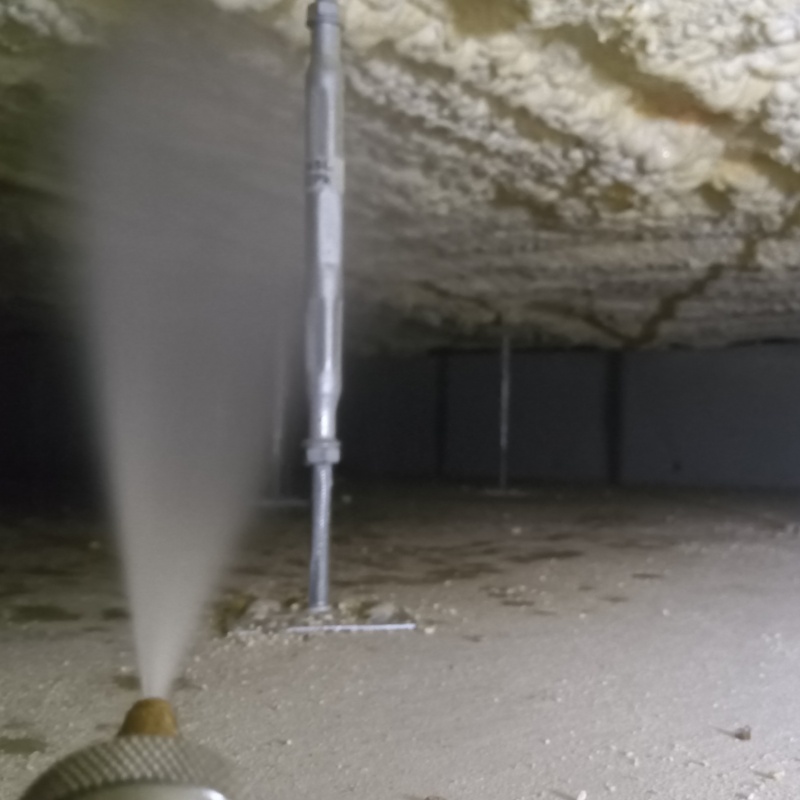 床下断熱材に防蟻剤を散布する様子